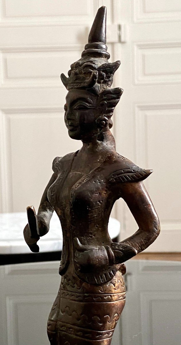 Birmanie, XIXème Siècle, Statuette En Bronze Personnage Féminin Au Poignard Cérémoniel.