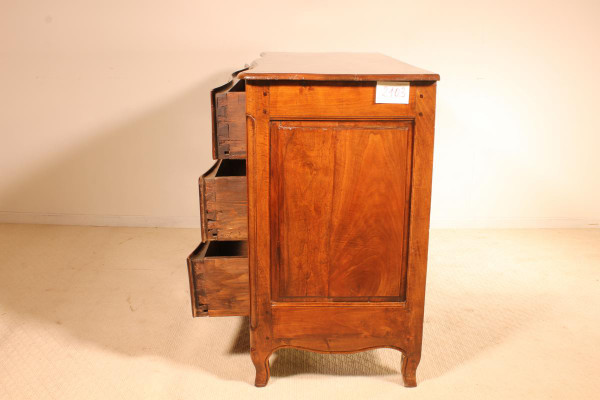 Commode Galbée En Noyer 18ème Siècle