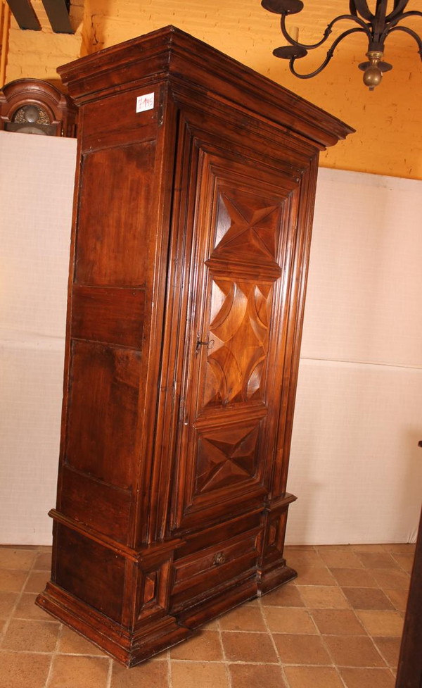 Bonnetière In Walnut With Gun Door On Its Side Louis XIII, Diamond Tips