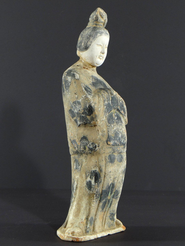 China, Tang dynasty period (618-907), terracotta statuette of a court lady