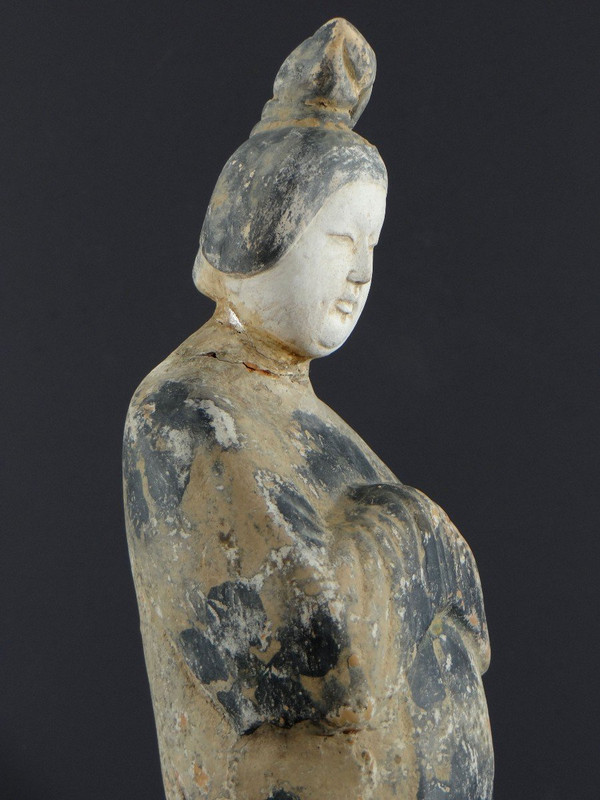 China, Tang dynasty period (618-907), terracotta statuette of a court lady