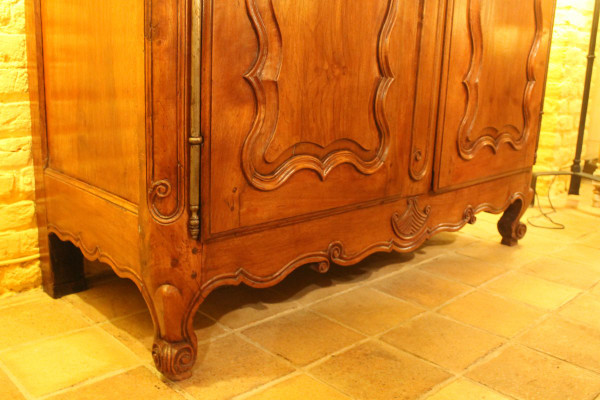 Louis XV Wardrobe In Walnut 18 ° Century