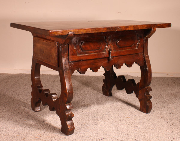 17th Century Spanish Table In Walnut