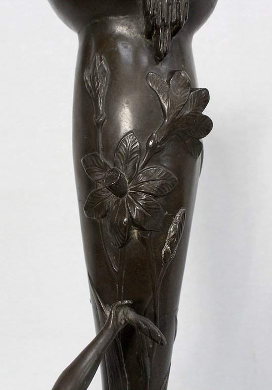  Haut Vase en Etain « Jeune femme cueillant un nénuphar » signé P. Jean, Art Nouveau – Début XXe 