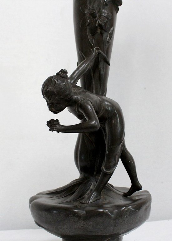  Haut Vase en Etain « Jeune femme cueillant un nénuphar » signé P. Jean, Art Nouveau – Début XXe 