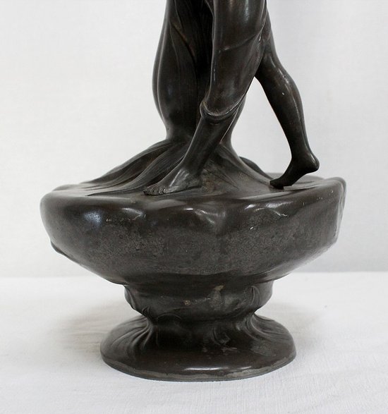  Haut Vase en Etain « Jeune femme cueillant un nénuphar » signé P. Jean, Art Nouveau – Début XXe 