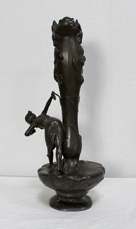  Haut Vase en Etain « Jeune femme cueillant un nénuphar » signé P. Jean, Art Nouveau – Début XXe 