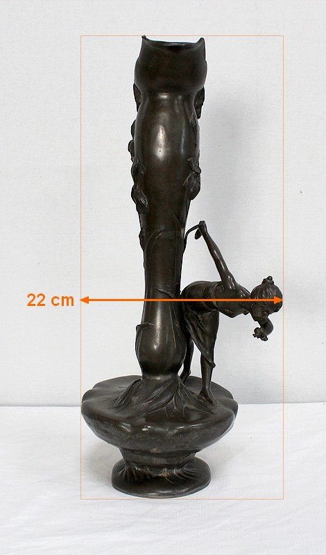  Haut Vase en Etain « Jeune femme cueillant un nénuphar » signé P. Jean, Art Nouveau – Début XXe 