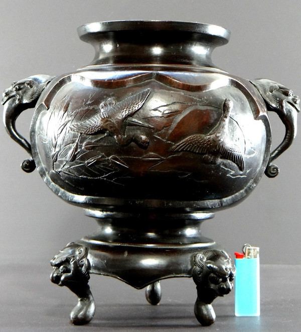 Japan, Early 20th Century, Meiji Era, Bronze Tripod Vase Decorated With Birds.