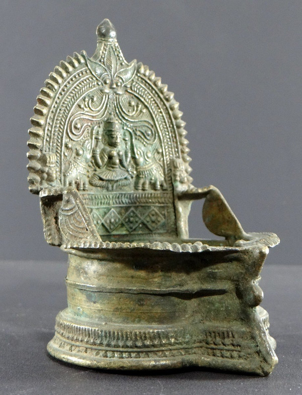 India, Early 19th Century, Bronze Oil Lamp Decor Goddess Lakshmi Anointed By Elephants