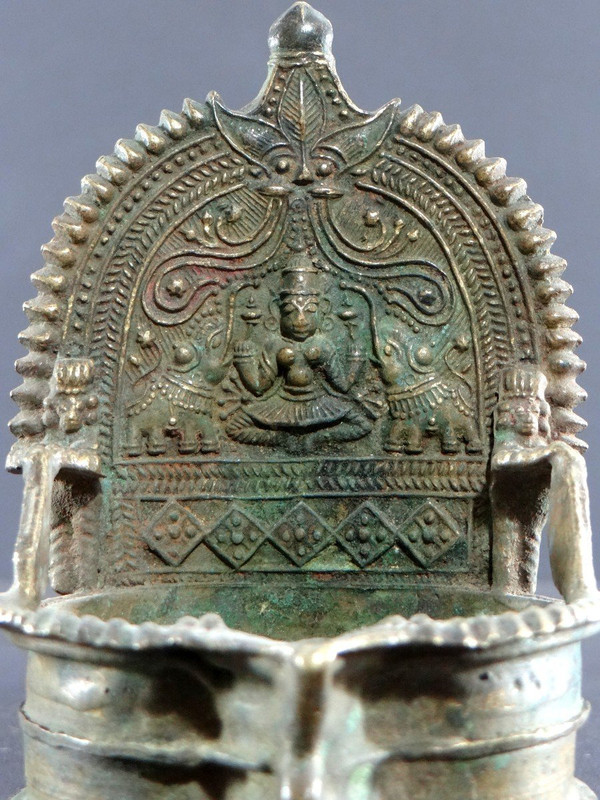 India, Early 19th Century, Bronze Oil Lamp Decor Goddess Lakshmi Anointed By Elephants