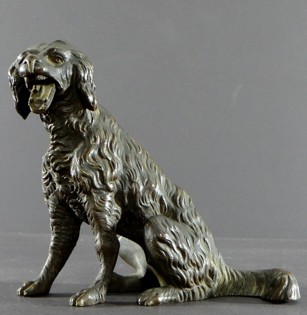 Frankreich, frühes 20. Jahrhundert, Hundestatuette aus Bronze mit beweglichem Kiefer.