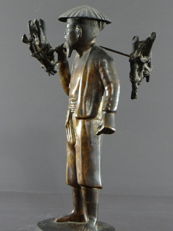 Vietnam, inizio XX secolo, Statuetta in bronzo Contadino che trasporta fascine.