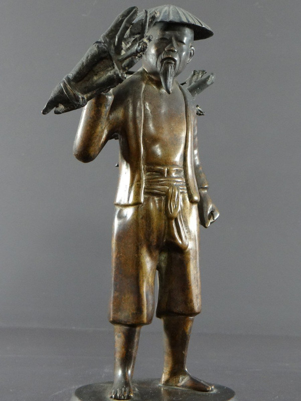 Vietnam, inizio XX secolo, Statuetta in bronzo Contadino che trasporta fascine.