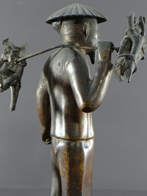 Vietnam, inizio XX secolo, Statuetta in bronzo Contadino che trasporta fascine.