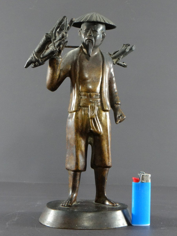 Vietnam, inizio XX secolo, Statuetta in bronzo Contadino che trasporta fascine.