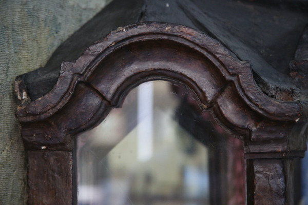 Lacquered wood display case, Italian work, 18th century.