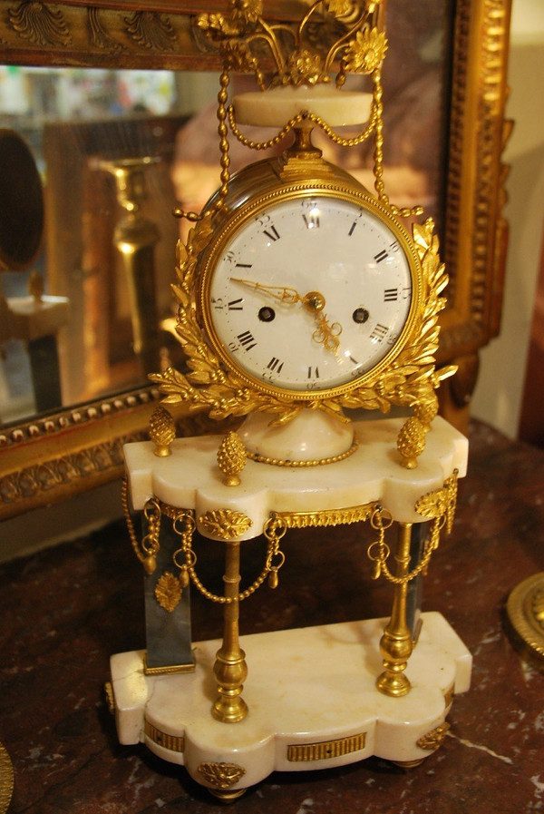 Pendule Portique En Marbre Blanc Et Bronze Doré époque Louis XVI