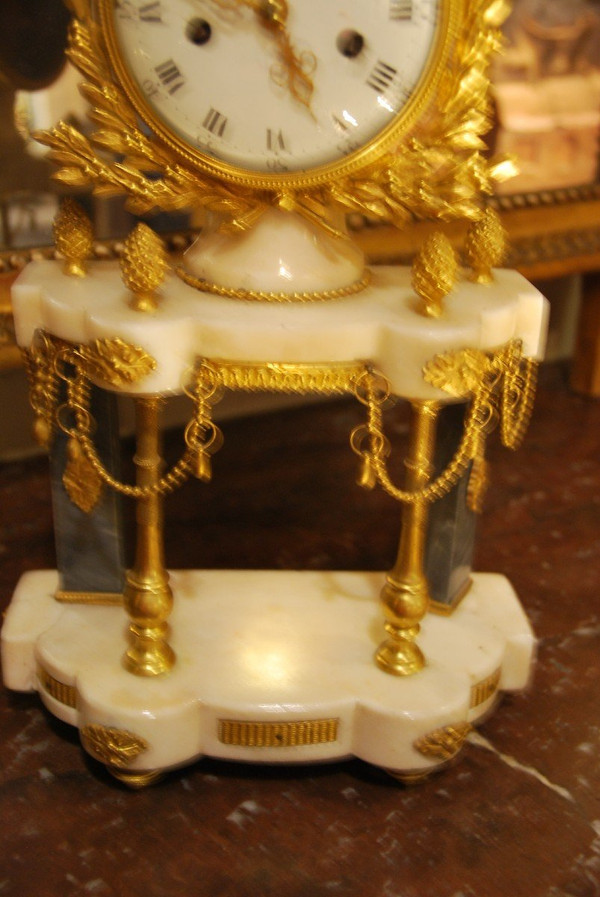 Pendule Portique En Marbre Blanc Et Bronze Doré époque Louis XVI