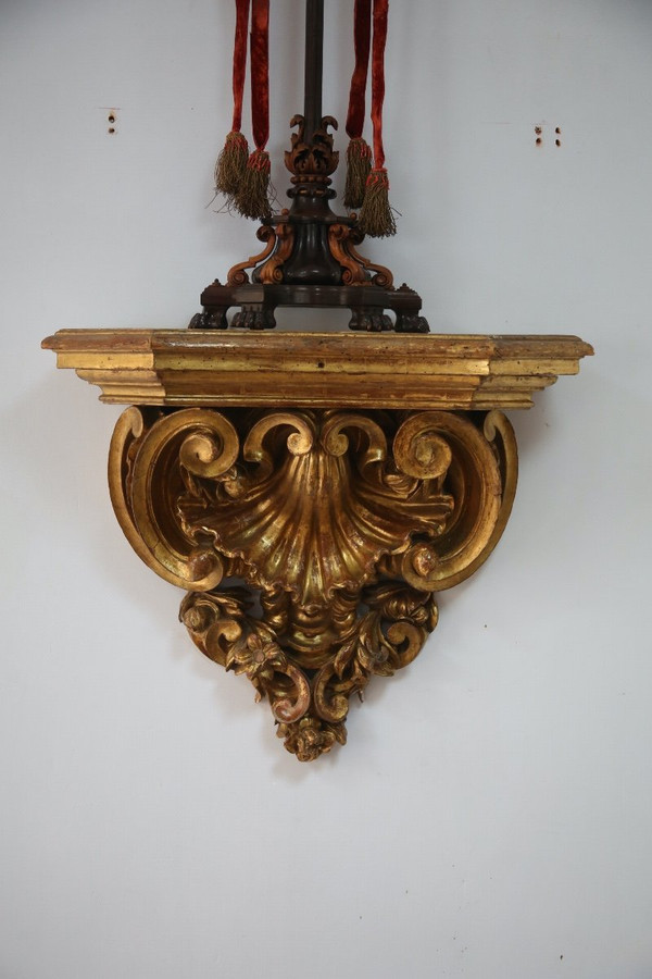 Large wall console in gilded wood, Italian work in the Baroque style.