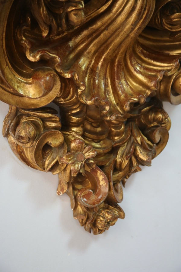 Large wall console in gilded wood, Italian work in the Baroque style.