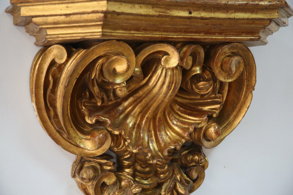 Large wall console in gilded wood, Italian work in the Baroque style.