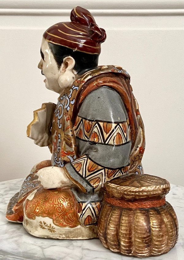 Japon, Fin Du XIXème-début Du XXème Siècle, Statue En Faïence De Satsuma Personnage Au Panier.