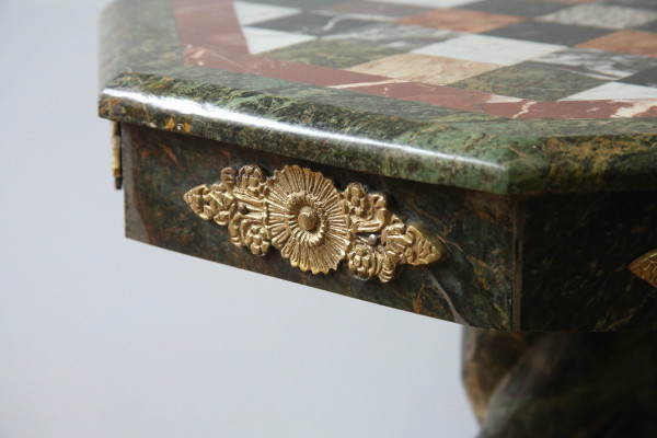 Empire-style pedestal table in green marble and marble marquetry