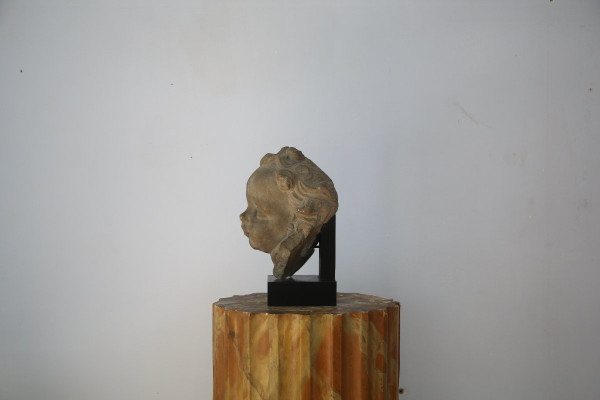 Scultura in arenaria grigia raffigurante il volto di un bambino, Paesi Bassi, inizio XVIII secolo.