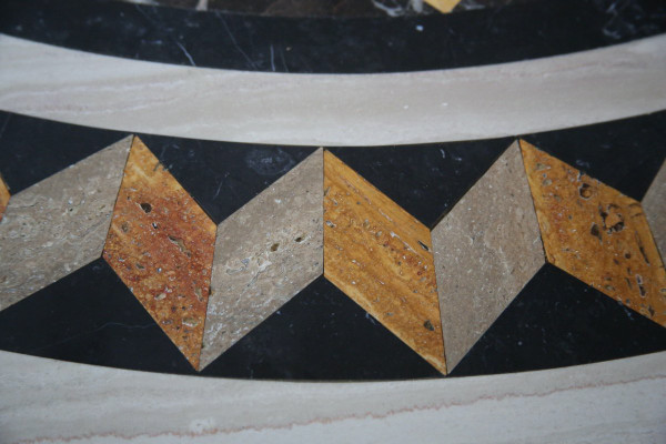 Table in travertine and marble marquetry, 20th century Italian work.