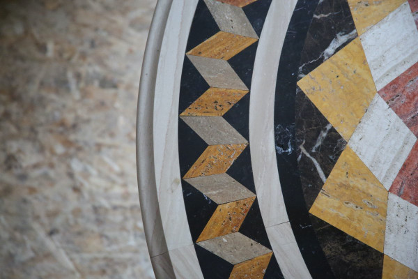 Table in travertine and marble marquetry, 20th century Italian work.