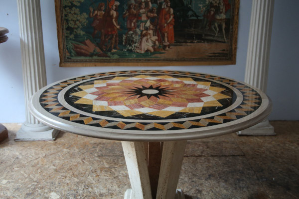 Table in travertine and marble marquetry, 20th century Italian work.