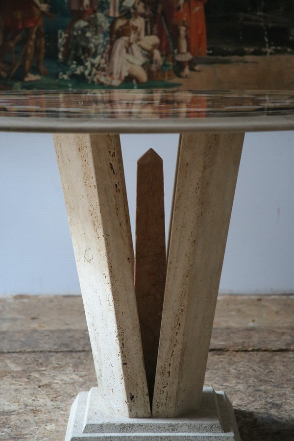 Table in travertine and marble marquetry, 20th century Italian work.