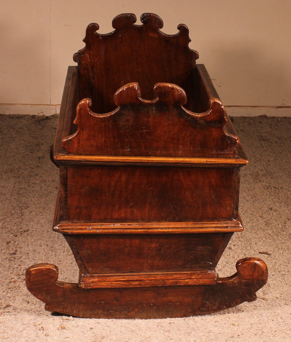 Italian Cradle In Walnut 17 ° Century