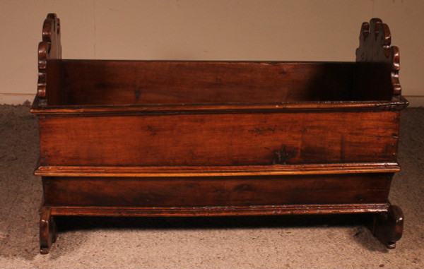 Italian Cradle In Walnut 17 ° Century