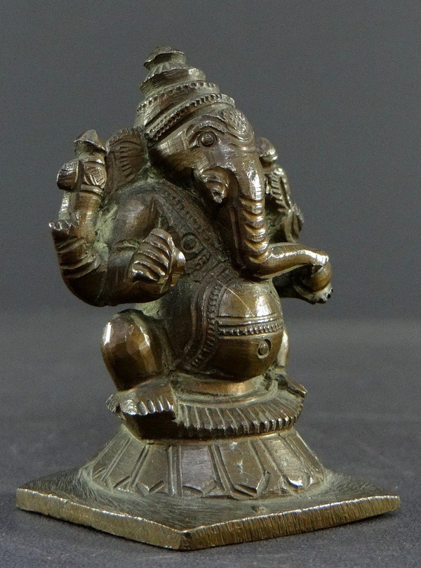 Indien, 19. Jh., Alte kleine Ganesh-Statue aus Bronze.