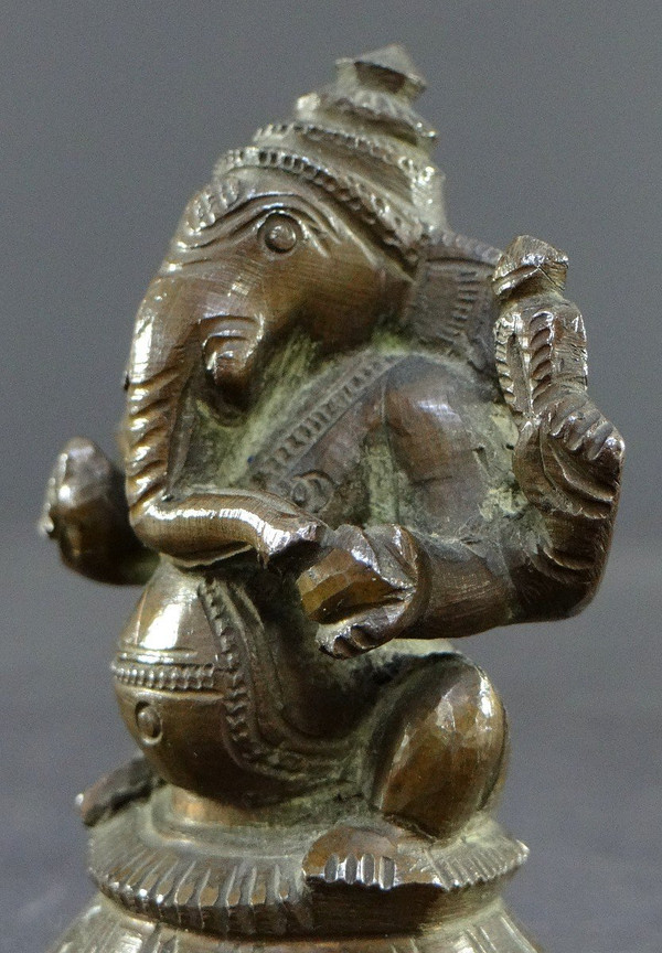 Indien, 19. Jh., Alte kleine Ganesh-Statue aus Bronze.