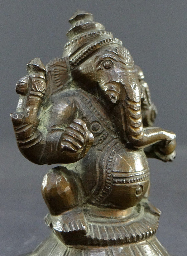 Indien, 19. Jh., Alte kleine Ganesh-Statue aus Bronze.