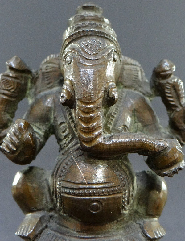 Indien, 19. Jh., Alte kleine Ganesh-Statue aus Bronze.