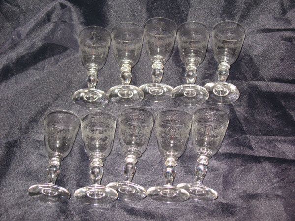 Rafraichissoir verrière en métal argenté et 10 verres en cristal gravé de style Louis XVI