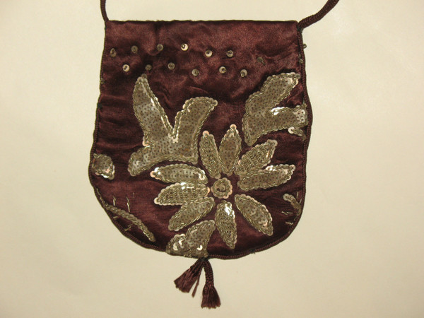 Reticule minaudière borsetta in raso ricamata con filo d'argento e canetilles XIX secolo