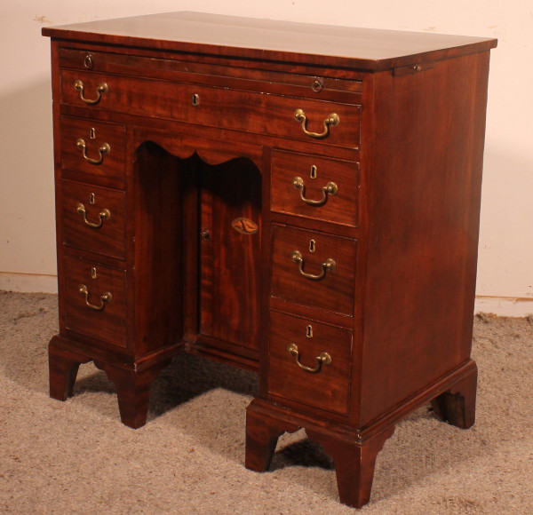 Petit Kneehole Desk En Acajou Du 18° Siècle George III