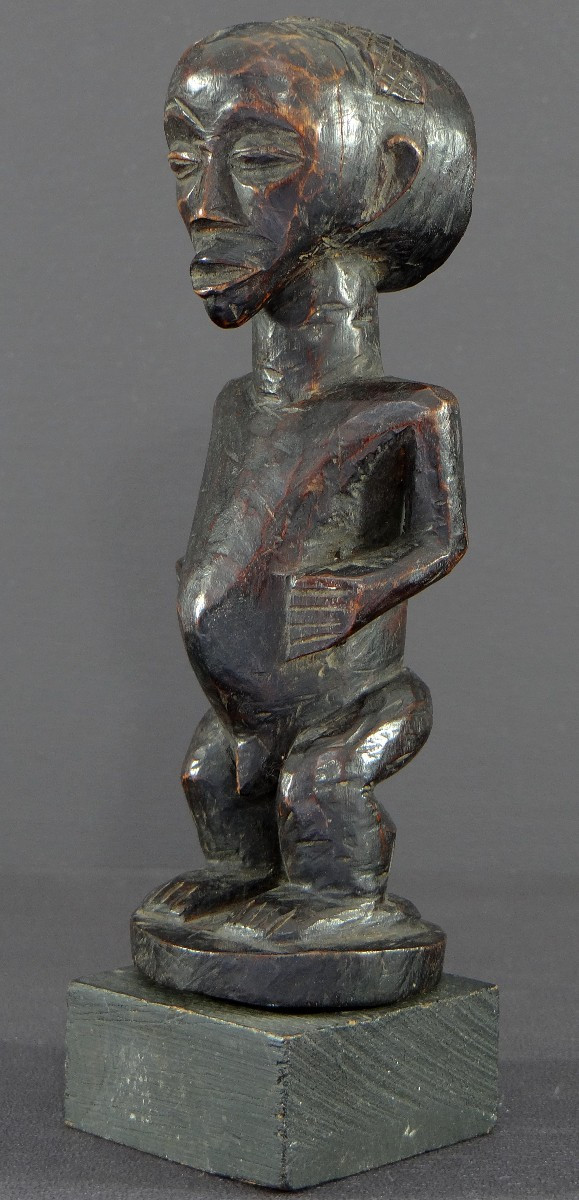 Demokratische Republik Kongo, Luba-Volk, 1960er Jahre, geschnitzte hölzerne Ahnenfigur.