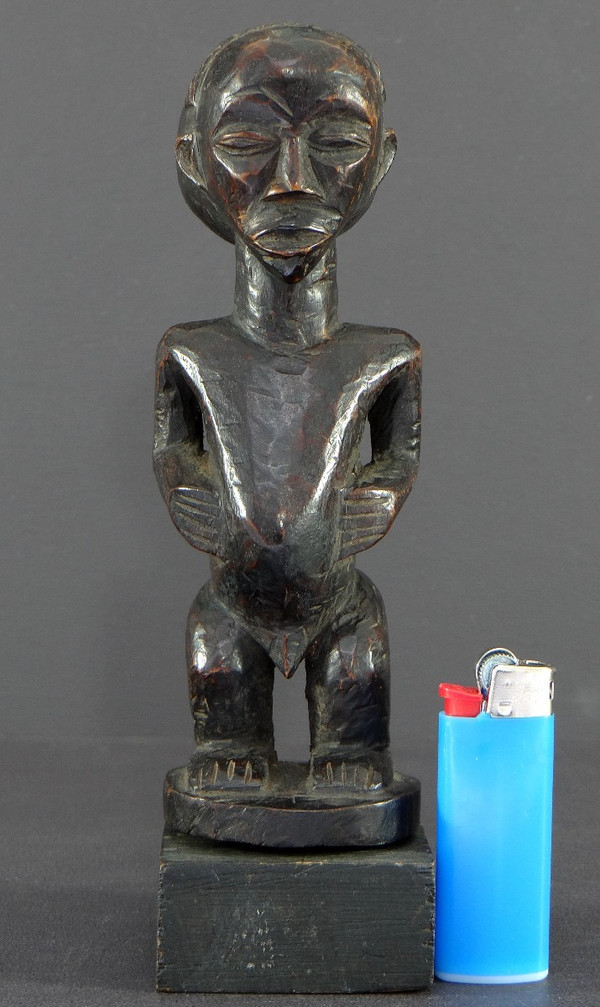 Demokratische Republik Kongo, Luba-Volk, 1960er Jahre, geschnitzte hölzerne Ahnenfigur.