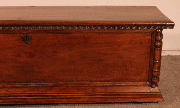 Italian Renaissance Walnut Chest -16 ° Century