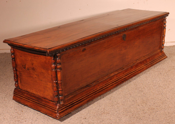 Italian Renaissance Walnut Chest -16 ° Century