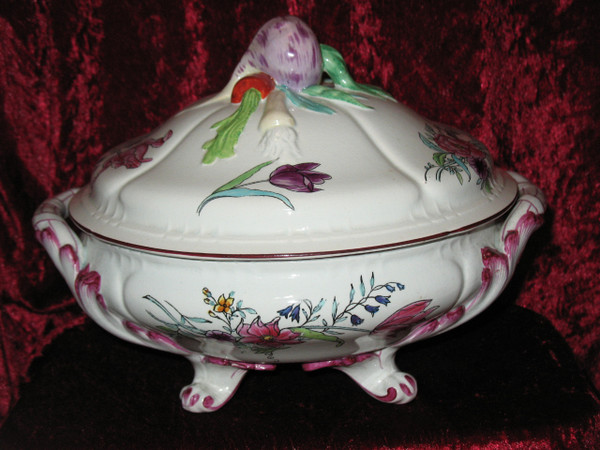 Part of a table service in fine Bordeaux earthenware, Strasbourg decor, th. 19th J. Old man