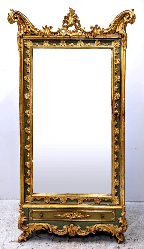 Pair Of Golden Lacquered Turinese Cabinets From The Beginning Of The Nineteenth Century.