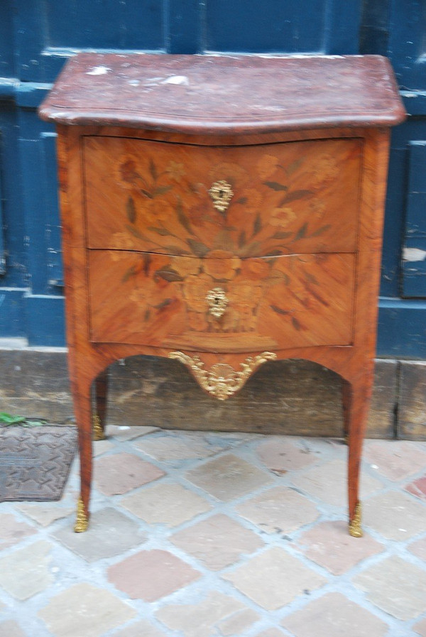 Petite Commode époque Louis XV  du XVIIIe siècle