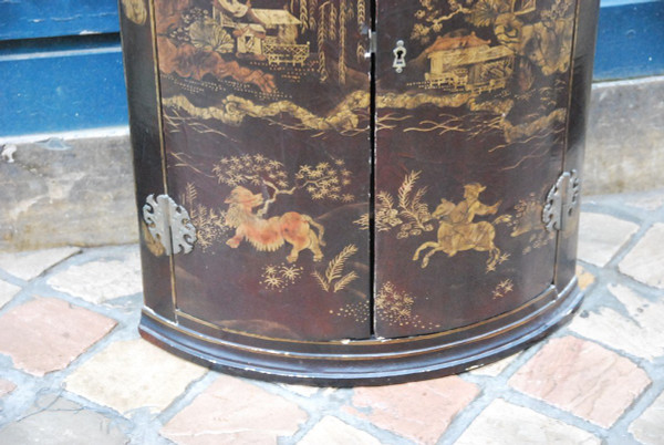 European lacquered corner cabinet 18th century, England